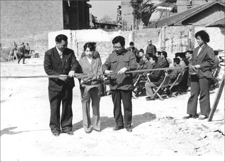 1986年，長(zhǎng)虹彩電工程奠基，這樣的剪彩儀式，剪出了中國(guó)最大的彩電生產(chǎn)基地之一