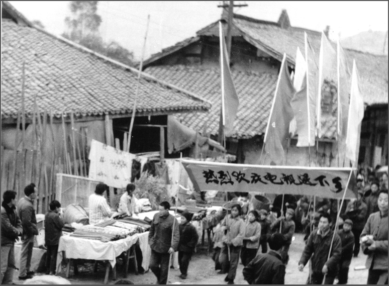 這可能是中國(guó)第一場(chǎng)&ldquo;家電下鄉(xiāng)&rdquo;，當(dāng)時(shí)長(zhǎng)虹在春季把彩電免費(fèi)送下鄉(xiāng)，秋天豐收后農(nóng)民有錢了再去收錢