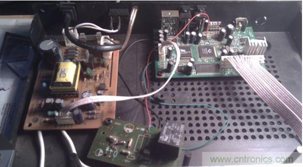 加了個繼電器，兩個三極管，五個電阻和一個二極管(三極管把解碼板的小信號進(jìn)行了兩級放大,電阻是偏置作用)。