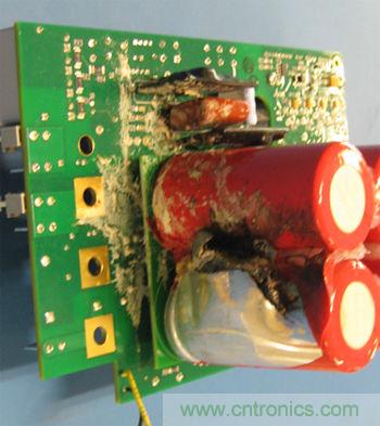 由于元件選擇不當(dāng)致使電路中流過相當(dāng)大的電流或電壓將有可能發(fā)生像這個(gè)燒過的電容這樣的損壞。