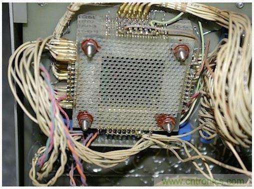 經(jīng)典懷舊拆解！歷史彌留的可編程科學(xué)計算器 from 1966