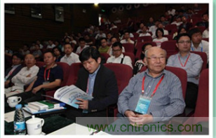 圖6：哈爾濱工業(yè)大學教授楊孝宗和蘇州納米技術與仿真研究所博導張鋌等專家坐鎮(zhèn)2015中國創(chuàng)客論壇，為中國創(chuàng)新加油！