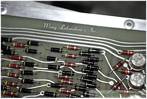 拆解也懷舊，讓人驚嘆的古董級可編程科學(xué)計(jì)算器 from 1966