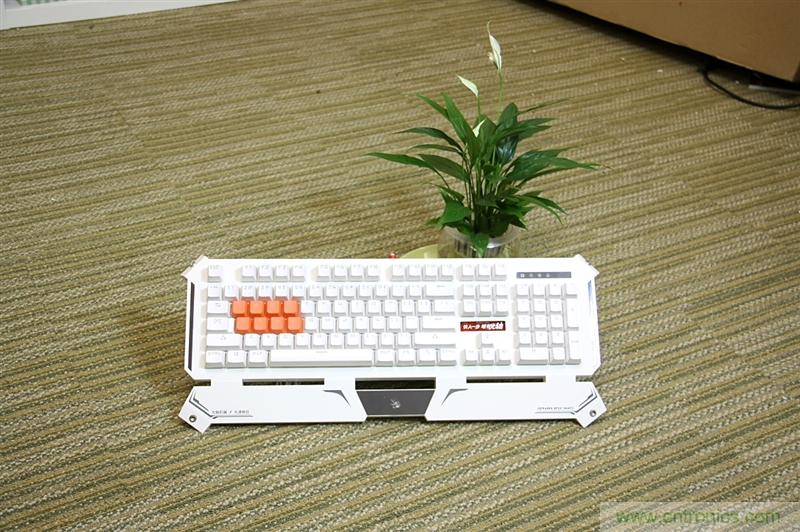 曾經(jīng)的網(wǎng)吧統(tǒng)治者&mdash;雙飛燕血手幽靈機(jī)械鍵盤，真世界最快？