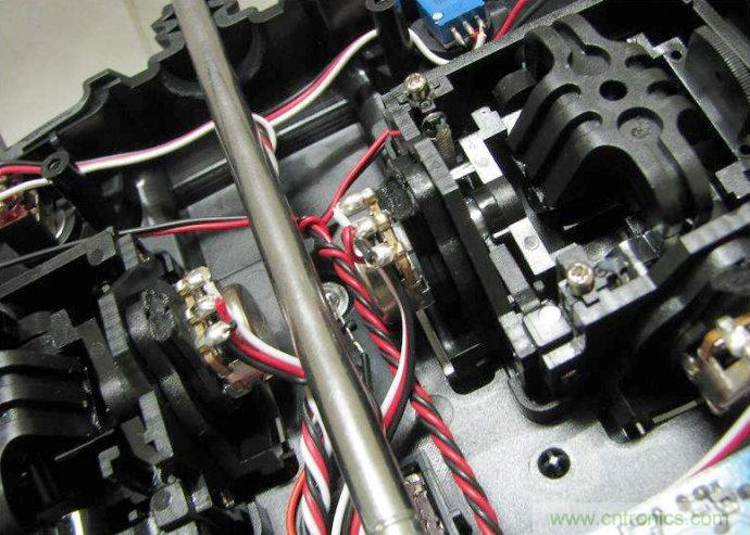 無人機 DIY 制作全過程，酷得不要不要的！