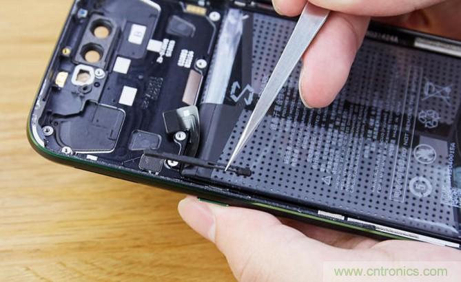 拆解黑鯊手機(jī)：多級(jí)直觸一體式液冷系統(tǒng)有什么門道？