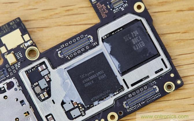 拆解黑鯊手機(jī)：多級(jí)直觸一體式液冷系統(tǒng)有什么門道？