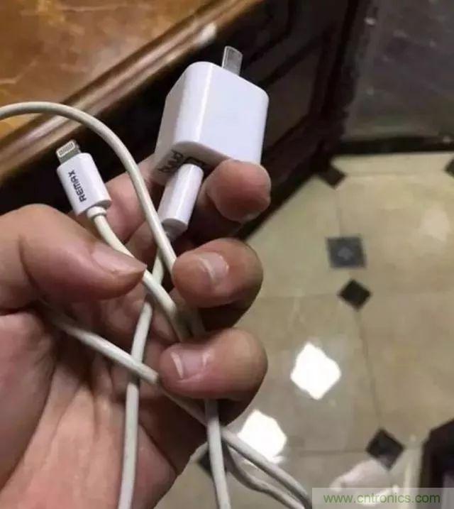 拆了個電容之后，我的iPhone也會自動訂房了