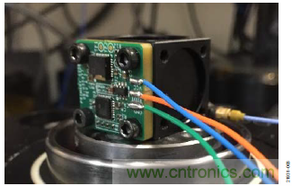 10kHz MEMS加速度計，提供4mA至20mA輸出，適合狀態(tài)監(jiān)控應用